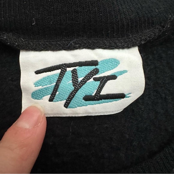 VTG Christmas Winter Holiday Black Crewneck Skiing Christmas Village Sweatshirt - Picture 6 of 8